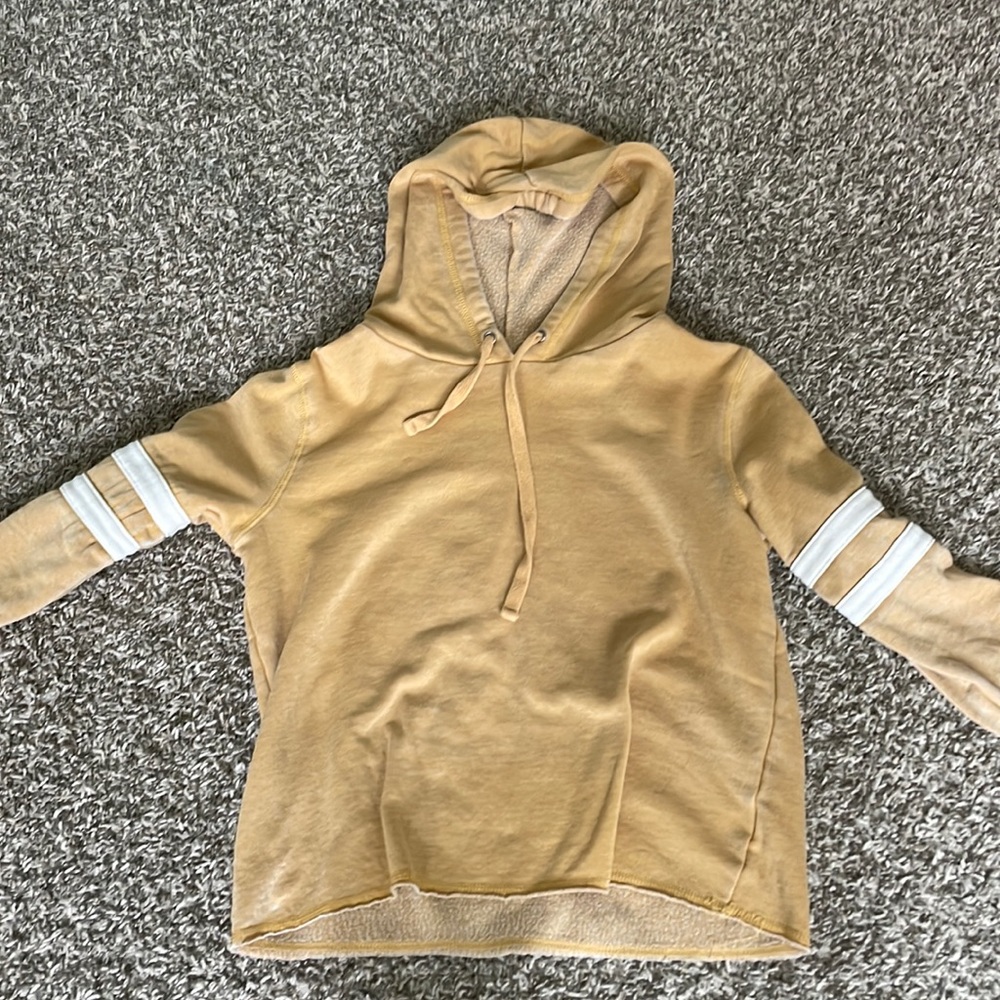 Cute little crop sweatshirt and really cute going with jeans!